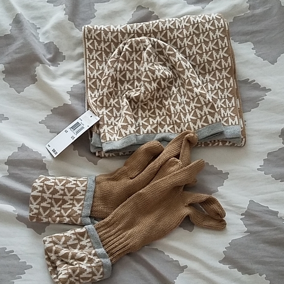 Michael Kors Scarf,  hat and gloves set - Picture 1 of 6